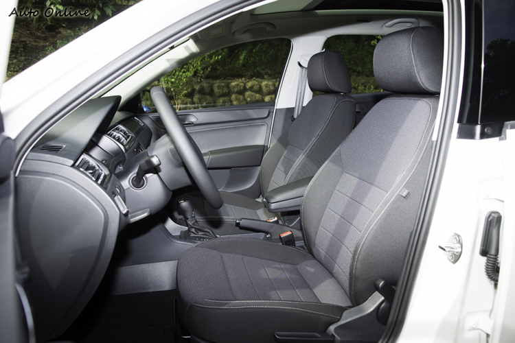 布紋座椅內部填充厚實,不過對大腿支撐略弱了些。