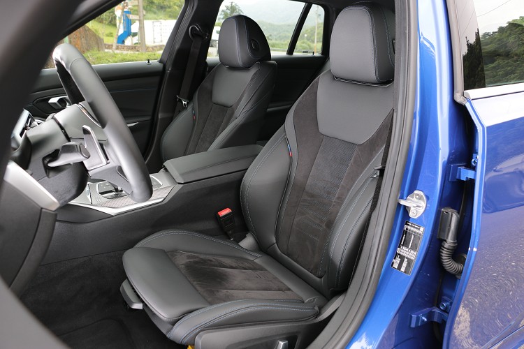 Alcantara麂皮/Sensatec皮質雙前座跑車座椅,除了真皮皮革的細膩觸感讓人愛不釋手外,更擁有絕佳的支撐性與包覆性。