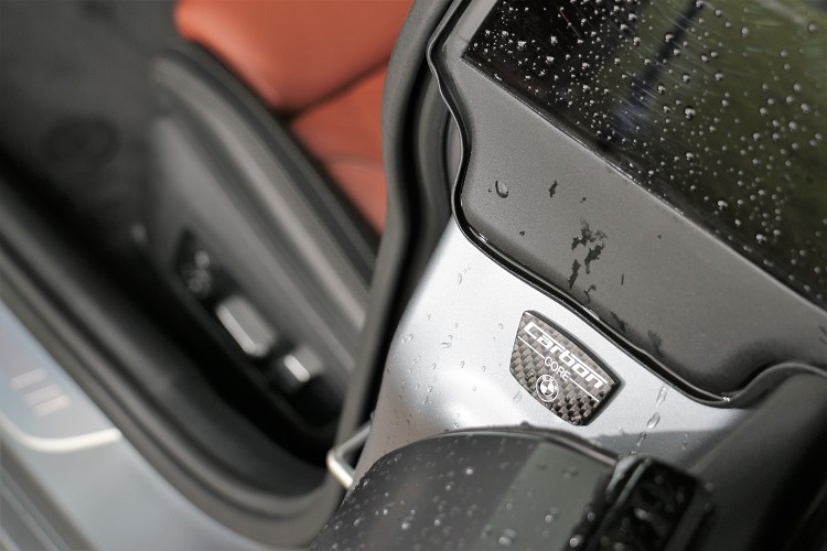 搭配強度更甚鋼材的輕量化CFRP碳纖維複合材質與鋁、鎂合金打造的車體結構,讓車重維持在1995公斤。