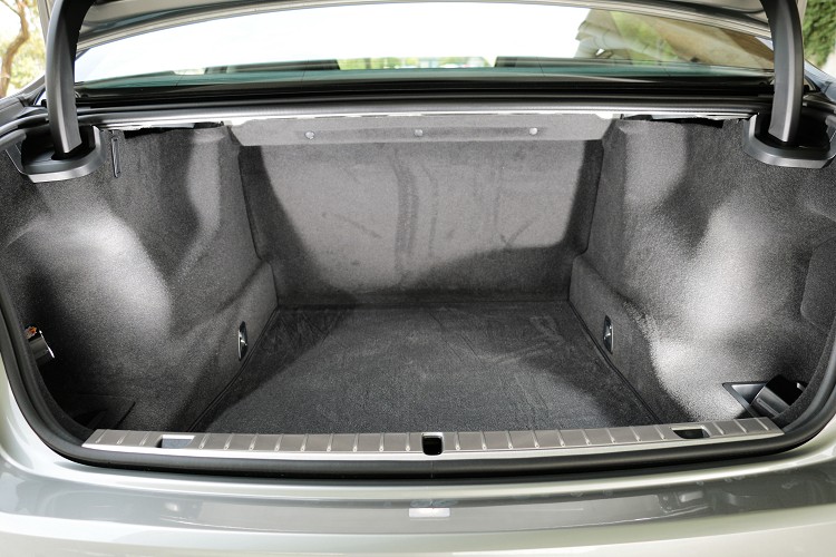 行李廂能應付四位乘客出遊的行李,但不支援後座傾倒功能。