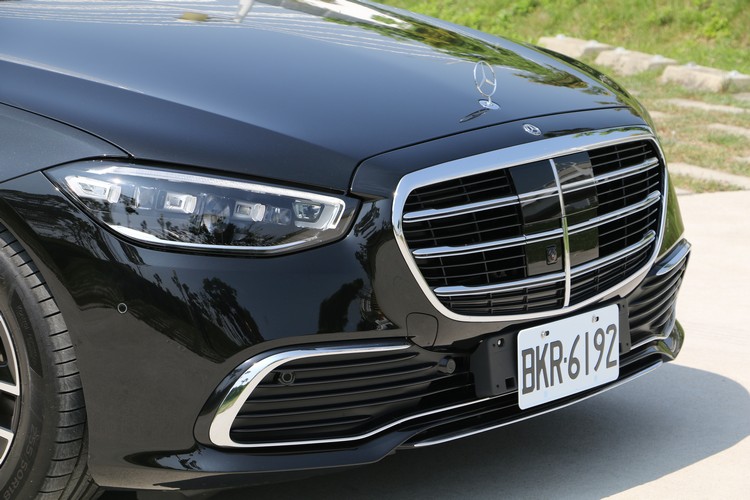 車頭依舊配置經典的柵欄式水箱護罩,內置雷達及鏡頭組。