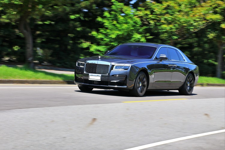 靜止加速到100公里/小時只要4.8秒,極速則設定在安全範圍250公里/小時,大家可別忘了它是一輛重達2,490公斤的四門豪華轎車。