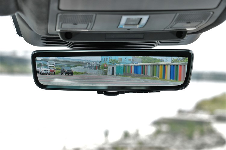 透車頂鯊魚鰭天線內專屬攝影機,可把影像投影到車內後照鏡上,如果不習慣也可轉為傳統後視鏡。