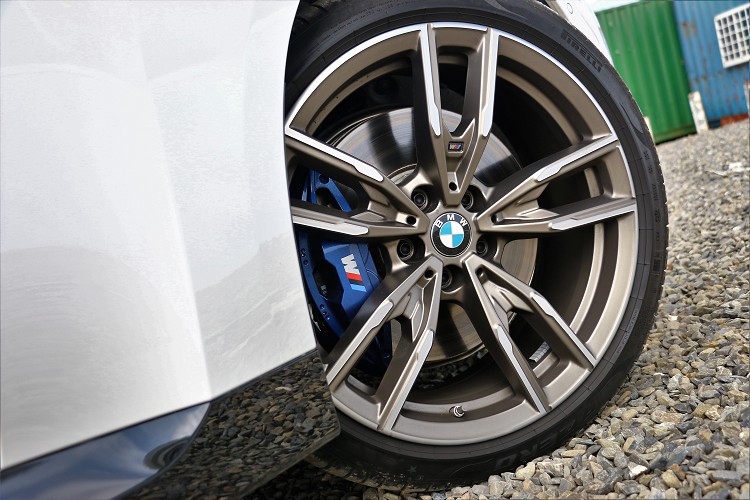 M Performance專屬鈰灰色套件與19吋M雙輻式792M輪圈,內部配置運動化前四活塞卡鉗、後單活塞卡鉗。