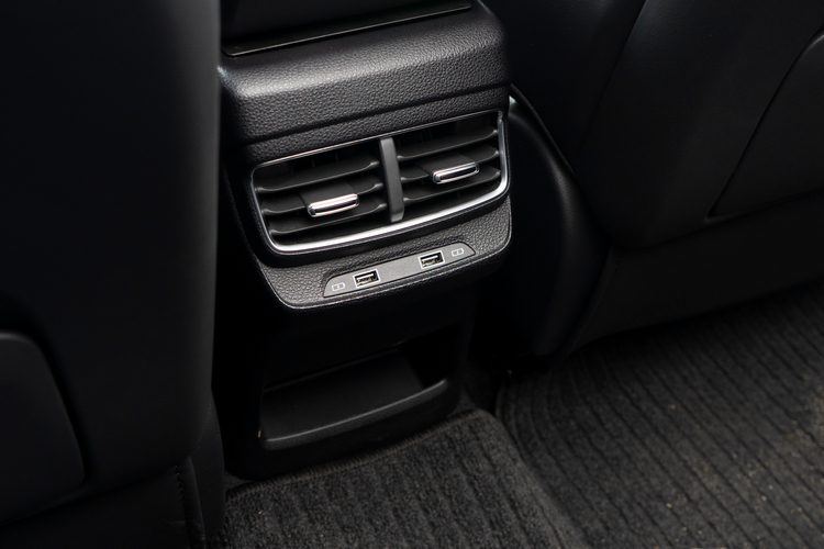後座空調出風口下方也有兩個USB插孔。