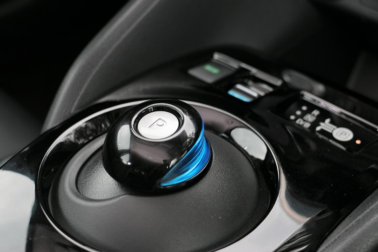 用圓形作為排檔桿造型,P檔為上方按鈕。