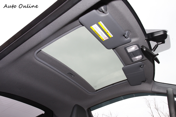 車頂採用全景式玻璃大型天窗,為了車體結構考量無法開啟,從車內可以一覽無遮蔽的美景。