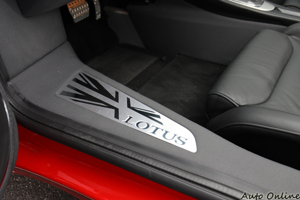 在你進入駕駛座之前必須先通過粗壯的門檻這一關。