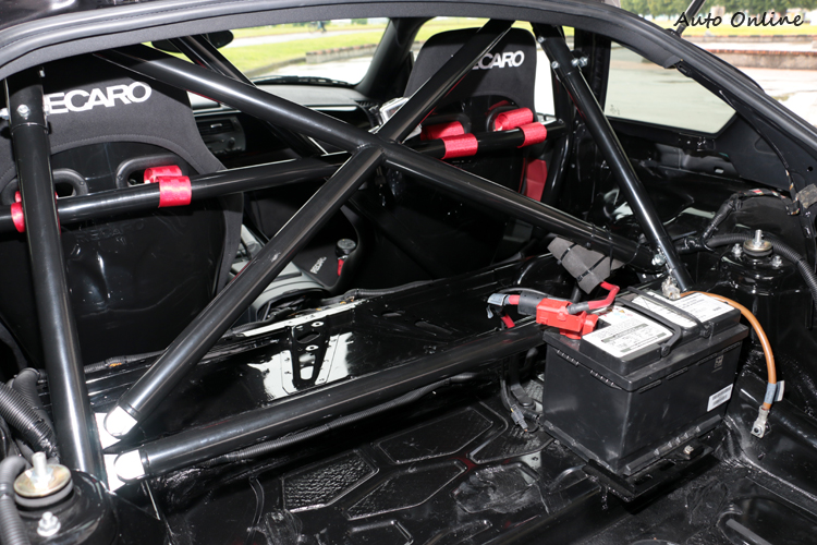 B柱之後的內裝飾板移除,並且裝上半套式的防滾籠。