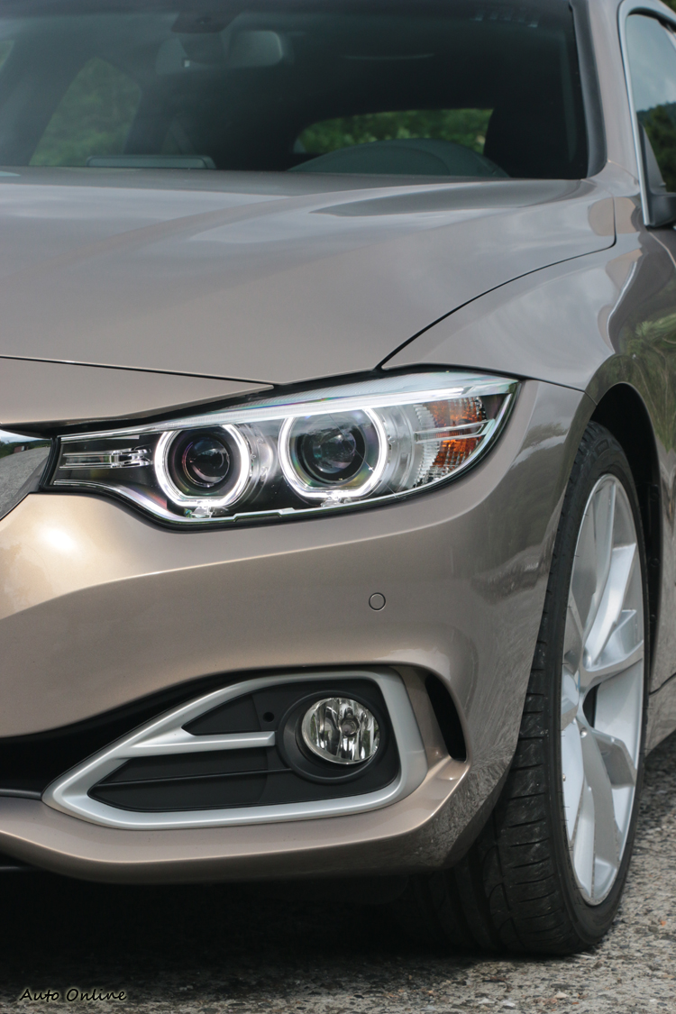 新世代車款線條筆觸越發犀利,有許多轉折與大面積折角。