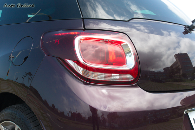 LED尾燈組透過半反射鏡與LED光線折射創造出漂亮光形。