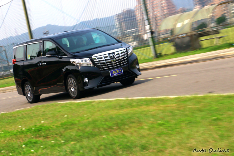 第三代Alphard有很大突破,將後軸拖曳臂改為雙A臂懸吊。