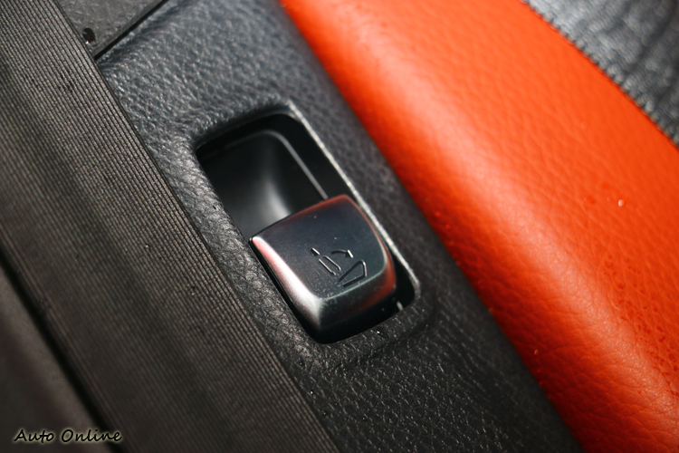 後座和行李廂各設置四套快撥鍵,方便快速放下椅背。