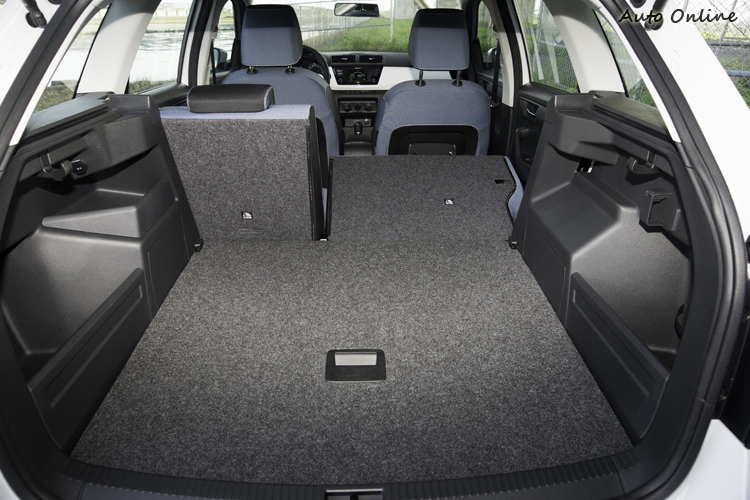 6/4分離的後座椅背,全放倒的話行李容量可達1395公升。