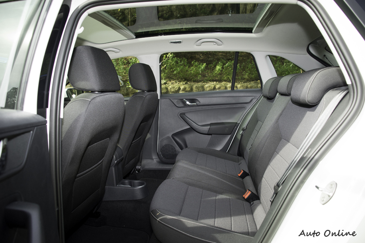 後座腿部空間不錯,頭部空間也不比前座遜色多少。