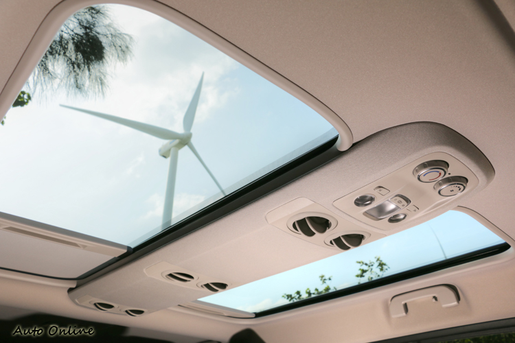 全景天窗提供明亮的車室氛圍,也為旅途增添更多樂趣。