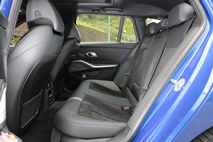 旅行車的強項在於B柱之後,空間上可展現卓越的機能性及舒適性,後座表現在於頭部空間比起轎車寬裕。