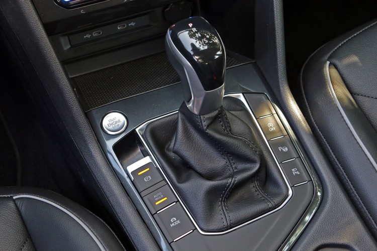 即使試乘車屬於較為偏向入門的車款,排檔桿兩旁功能鍵一樣全部塞滿。