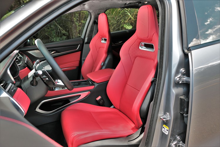 試駕車選配兩張價值15萬元的14向電動雙前座跑車座椅,包覆性、造型、質感都是高水準演出。