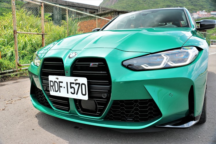 車頭前臉以4系列為基礎,看那超大型雙腎形水箱護罩就知道源自於哪。