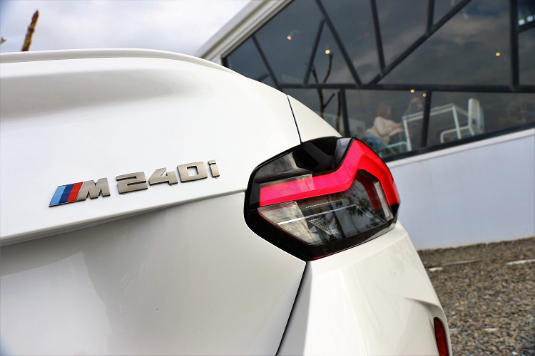 車尾的尾燈採立體造型,透過光條勾勒出與頭燈相似的光源。