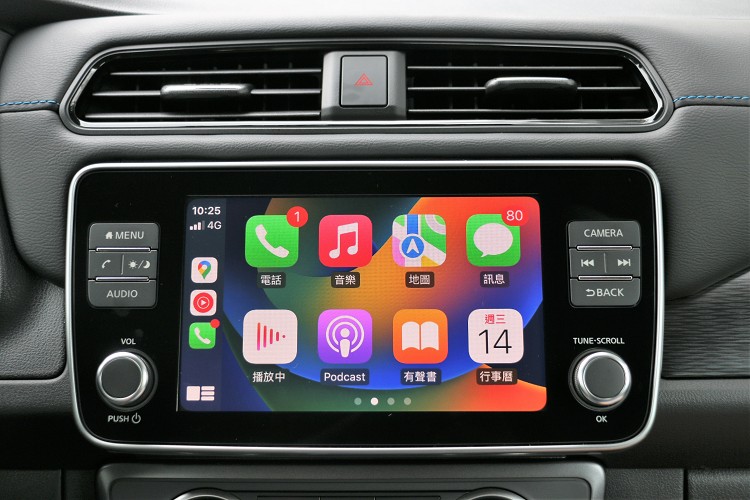 8吋彩色懸浮觸控螢幕,支援Apple CarPlay與Android Auto。