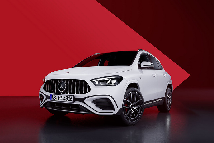 同步引進 Mercedes-AMG GLA 35 4MATIC,建議售價293 萬起。