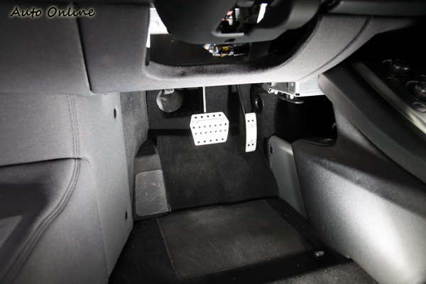 受限車身結構關係,駕駛者的腳踏位置空間狹窄,剛剛乘坐有一點點不太適應。