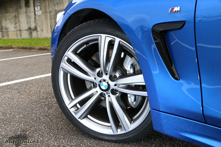 輪胎尺寸為前後配,M款雙輻式19吋鋁圈(前225/40R19、後255/35R19)。