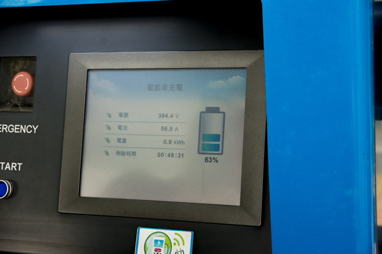 充電站的充電裝置本身具備相關的感測與保護系統,不會過度或以不正當的電壓充電造成自身與車輛的損害。