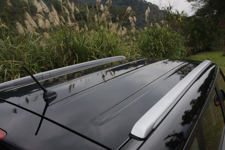 車頂顏色共有紅、白、黑三種顏色可選,還標配了車頂架。