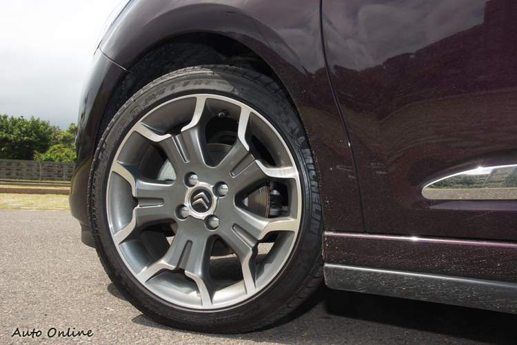 原廠提供多款16與17吋鋁圈供車主選配。