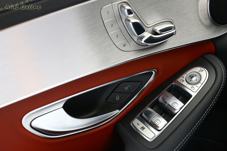 高質感的鋁質飾板和紅黑真皮內裝搭配起來相當有現代感。