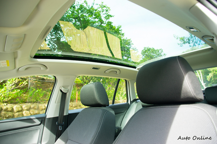 玻璃車頂讓乘客倍感車室開放氣氛,並可手動開闔遮陽簾。