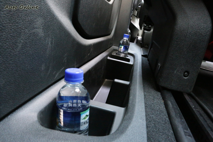 後兩排側邊都安排了置物空間,而且容量相當大!