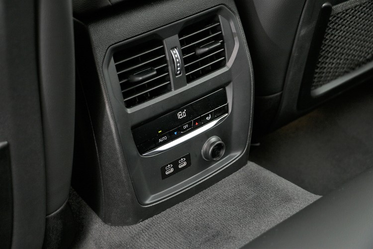 豪華三區恆溫空調,下方有兩個Type-C插電孔。