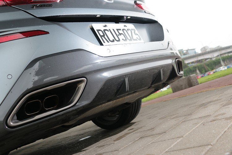 對應車尾的後下擾流板與矩形排氣尾管,打造出性感又前衛的雙重面貌。