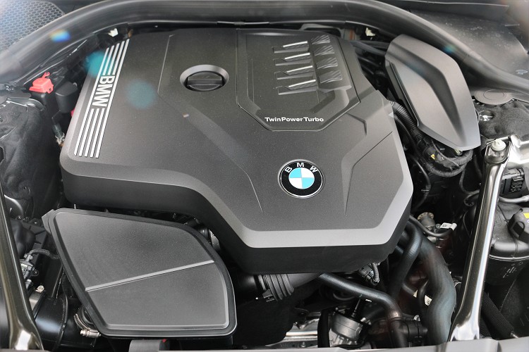 使用的代號B48引擎在高性能車上可壓榨出超過三百匹的最大馬力,用於這次試駕的730i則調降至265hp/5000rpm,最大扭力40.8kgm/1550rpm。
