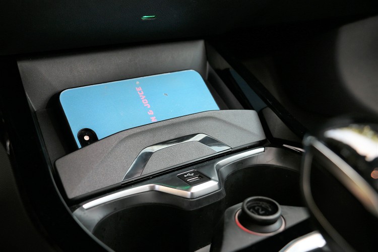 中央鞍座置杯架前方具備無線充電面板。