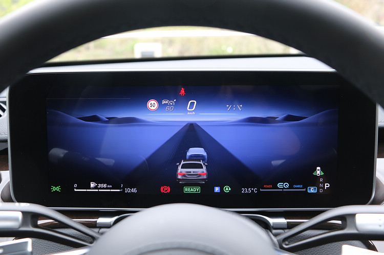 台灣賓士表示S-Class首批車因故無法搭載主動車道置中功能,必須等到完成認證才能更新。