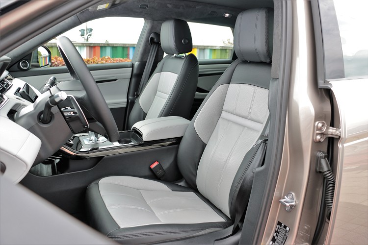 座椅的造型維持典雅質感,完全匹配Evoque的車身外觀風格。