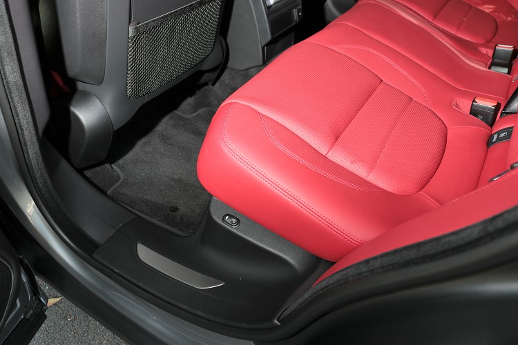 後排椅背亦具有7度電動調整範圍,便利後座乘員自行調整最舒適姿態。