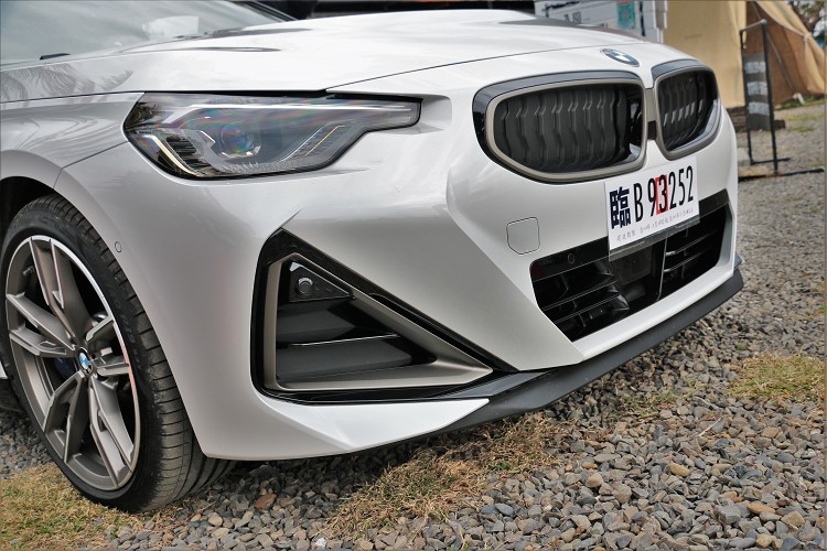 標配M Sport空力套件,前臉看器更加霸氣有型,水箱護罩與Z4相仿,並沒有使用兩極反應的超大腎型樣貌。