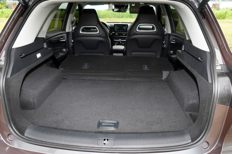 行李廂標準狀態下容量為463公升,後座椅背放倒後的空間還算方正平整。