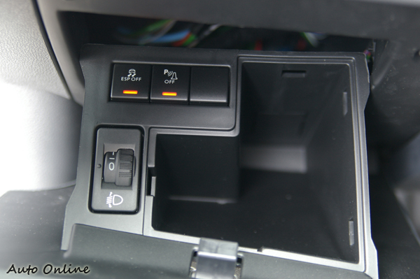 駕駛左前方設有隱藏置物處,少用的控制鍵也安置於此。