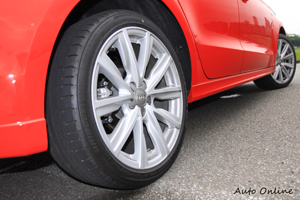 為對應放大的馬力得搭配215/40R17低扁平比的輪胎才夠力!