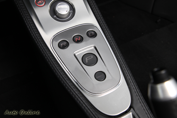 排檔方式改為按鈕式設計,在P的後方有Sport模式按鈕,按下之後Evora投胎換骨有完全不同的操駕感受。