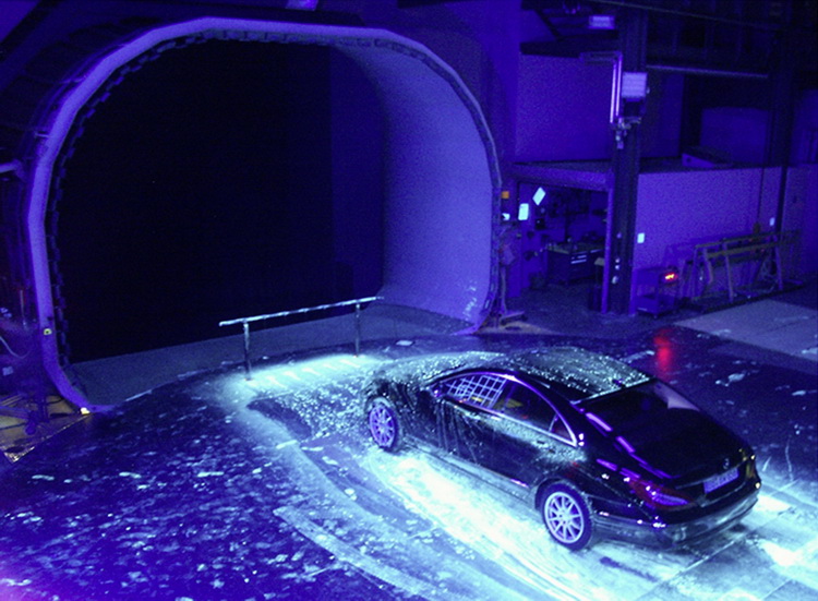 以有色染料代表泥水,模擬行駛中捲起泥水弄髒車子的程度