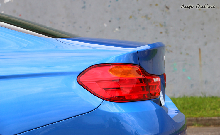 微微上揚的後車廂尾門邊緣,有小鴨尾造型的感覺。