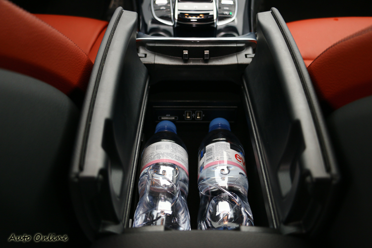 中央扶手內可放置兩瓶礦泉水,並內藏雙USB與GPS的SD插槽。